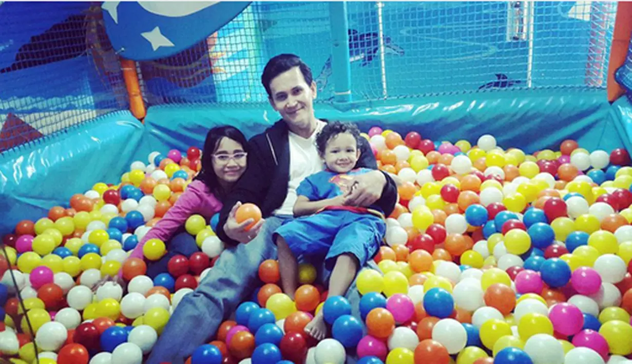 Marcelino Lefrandt ikut mandi bola bersama anak-anaknya.  (Instagram/@marcelinolefrandt)