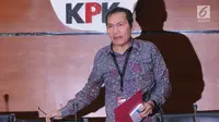 Wakil Ketua KPK Saut Situmorang saat akan menerangkan perkembangan kasus Bupati Malang Rendra Kresna di Gedung KPK, Jakarta, Kamis (11/10). KPK menetapkan Rendra sebagai tersangka dugaan suap dan penerimaan gratifikasi. (Merdeka.com/Dwi Narwoko)