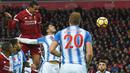 Pemain Liverpool, Joel Matip (kiri) menyundul bola saat berduel dengan pemain Huddersfield Town pada lanjutan Premier League di Stadion Anfield, Liverpool, (28/10/2017). Liverpool menang 3-0. (AFP/Paul Ellis)