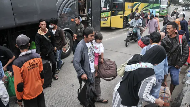 Puncak Arus Balik Mudik Lebaran di Terminal Kampung Rambutan