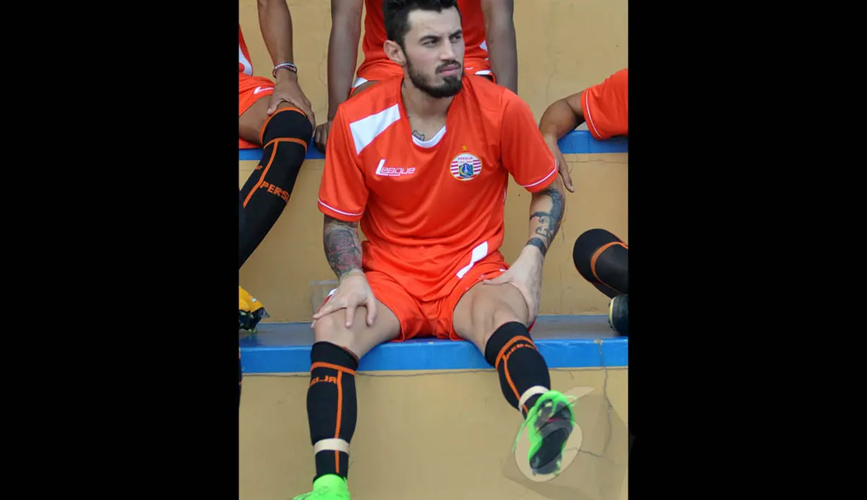 Stefano Lilipaly duduk dibangku cadangan saat laga uji coba Persija Jakarta melawan Cilegon United di Mako Brimob, Kelapa Dua, Depok, Rabu (14/1/2015). (Liputan6.com/Miftahul Hayat)