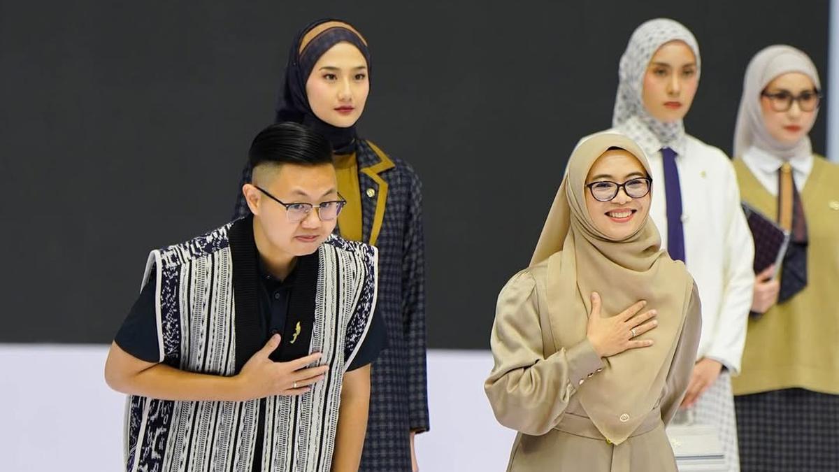 Desainer Unilahwati Warnai IFW 2025 dengan Koleksi Busana Maharani, Main Warna Ivory dan Dark Navy