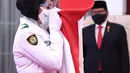 Anggota Pasukan Pengibar Bendera Pusaka (Paskibraka) mencium bendera Merah Putih saat upacara pengukuhan di Istana Negara, Kamis (13/8/2020). Presiden Joko Widodo mengukuhkan 8 anggota Paskibraka yang akan bertugas pada upacara HUT ke-75 Kemerdekaan RI. (Foto: Lukas - Biro Pers Sekretariat Presiden)