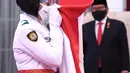 Anggota Pasukan Pengibar Bendera Pusaka (Paskibraka) mencium bendera Merah Putih saat upacara pengukuhan di Istana Negara, Kamis (13/8/2020). Presiden Joko Widodo mengukuhkan 8 anggota Paskibraka yang akan bertugas pada upacara HUT ke-75 Kemerdekaan RI. (Foto: Lukas - Biro Pers Sekretariat Presiden)