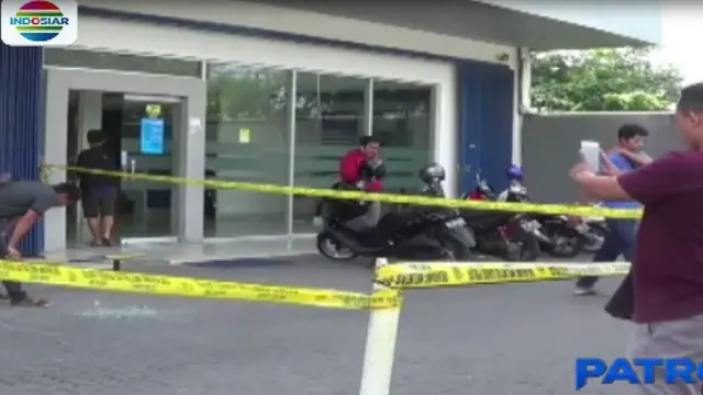 Kawanan perampok yang menggunakan dua mobil ini langsung menyerang petugas bank.