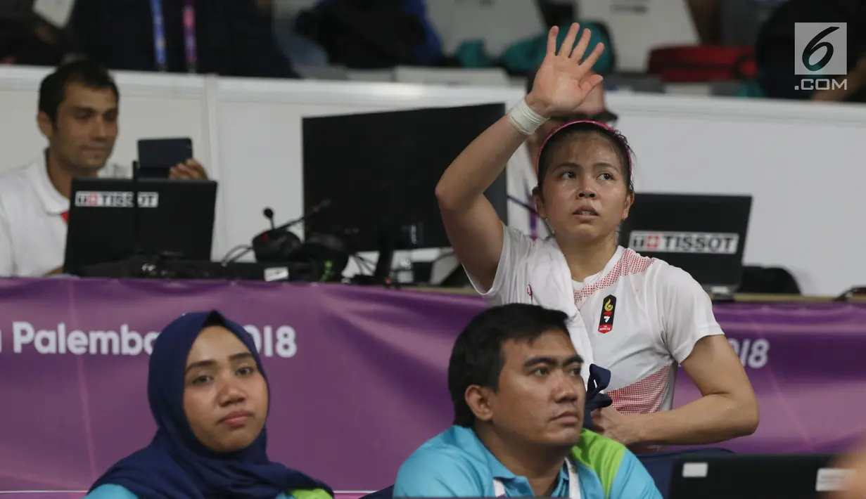Ganda putri Indonesia, Greysia Polii usai melawan Tang Jinhua/Zheng Yu (China) di perempat final Bulutangkis Asian Games 2018 di Istora Kompleks GBK, Sabtu (25/8). Greysia Polii/Apriyani Rahayu unggul. (Liputan6.com/Helmi Fithriansyah)