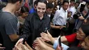 Utusan khusus UNHCR, Angelina Jolie berjabat tangan dengan sejumlah pengungsi etnis Kachin saat melakukan kunjungan ke ibukota Myitkyina, Myanmar, Rabu (30/7/2015). (REUTERS/Soe Zeya Tun)