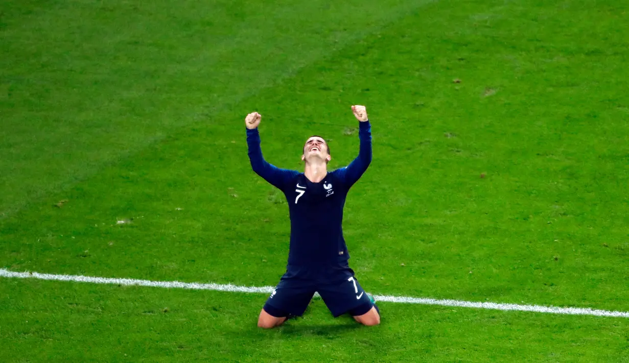 Pemain timnas Prancis, Antoine Griezmann merayakan kemenangan atas Belgia pada babak semifinal di Stadion St. Petersburg, Selasa (10/7). Gol Samuel Umtiti mengantarkan Prancis mendepak Belgia sekaligus lolos ke final Piala Dunia 2018. (AP/Pavel Golovkin)