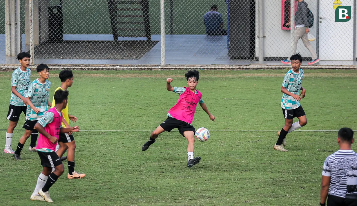 Bakal calon pemain Timnas Indonesia U-17, Miroslav Fernando mengontrol bola saat seleksi yang berlangsung di Lapangan B, Kompleks Stadion Utama Gelora Bung Karno (SUGBK), Senayan, Jakarta, Kamis (08/08/2024). (Bola.com/Bagaskara Lazuardi)