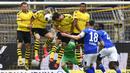 Para pemain Borussia Dortmund berusaha menghadang tendangan pemain Schalke 04, Daniel Caligiuri, pada laga Bundesliga di Stadion Signal Iduna Park, Sabtu (16/5/2020). Dortmund menang 4-0 atas Schalke 04. (AP/Martin Meissner)