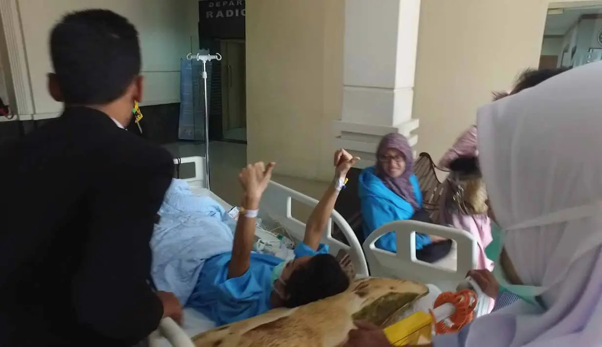 Diatas tempat tidur, Jupe tidak mengucapkan sepatah kata apapun. Namun, ia masih menyempatkan mengacungkan kedua jempolnya. Yang bisa  menjadi pertanda semangat yang dimilikinya untuk tetap berjuang dan mendapatkan kesembuhan. (Nurwahyunan/Bintang.com)