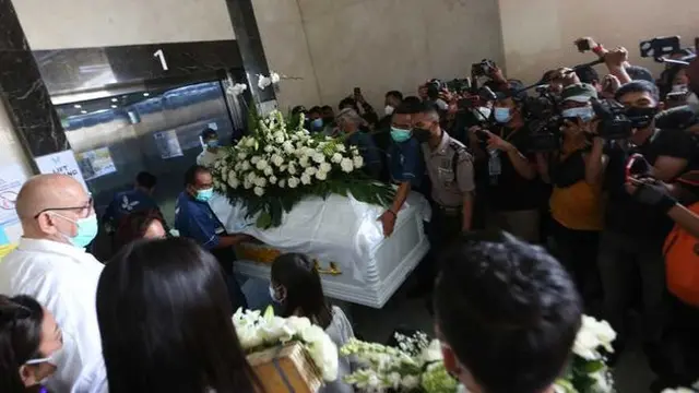 7 Momen Haru Jelang Kremasi Jenazah Laura Anna, Penuh Isak Tangis