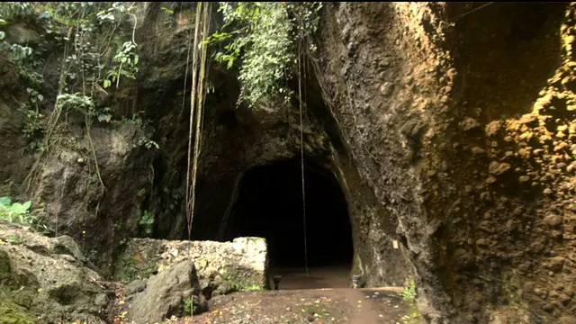 Mendengar nama gua Naga Raja tak lepas dari kesan mistis dan angker. Gua yang terletak di Kabupaten Cilacap, Jawa Tengah dipercaya sangat ampuh untuk mengharap berkah. Beberapa makhluk gaib yang menjaga gua Naga Raja konon sering menampakkan diri.