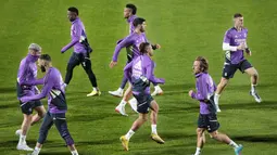 Para pemain Real Madrid melakukan pemanasan dalam sesi latihan, di stadion Al Nassr, di Riyadh, Arab Saudi, Selasa (10/1/2023). Real Madrid akan menghadapi Valencia di King Fahd International Stadium pada semifinal Piala Super Spanyol, Kamis, 12 Januari 2023, dini hari WIB. (AP Photo/Hussein Malla)