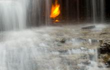 Fenomena Alam Unik, Satu Dari Sembilan ‘Api Abadi’ Ditemukan di Dalam Air Terjun Yang Bersalju
