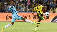 Gelandang Manchester City, Fernandinho (kiri) saat berupaya merebut bola dari pemain Borussia Dortmund, Ousmane Dembele, pada laga International Champions Cup 2016, di Stadium Shenzhen, China, Kamis (28/7/2016). (AFP/Wang Zhao). 