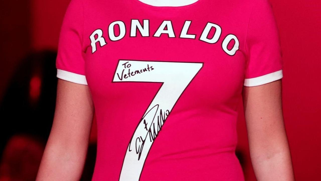 Pada nomor 7 terdapat tanda tangan Cristiano Ronaldo dan juga tulisan untuk label Vetements. Foto: REUTERS / Gonzalo Fuentes