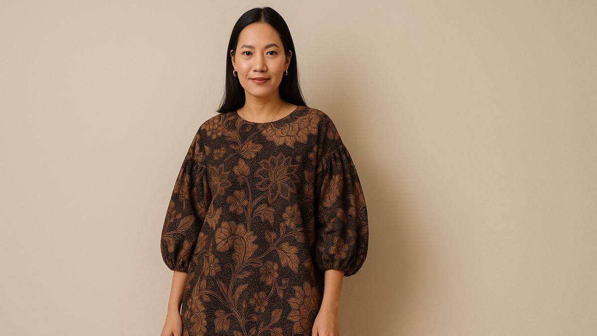 8 Model Baju Batik Tunik Bawahan Rok Plisket yang Tidak Membuat Tubuh Pendek atau Melebar