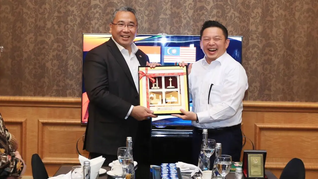 Menteri Desa Pembangunan Daerah Tertinggal, dan Transmigrasi (Mendes PDTT) Eko Putro Sandjojo bersama Menteri Perdagangan dan Industi Malaysia H.E. Darell Leiking membuat satu desk Malaysian Invesment Indonesia. (Istimewa)