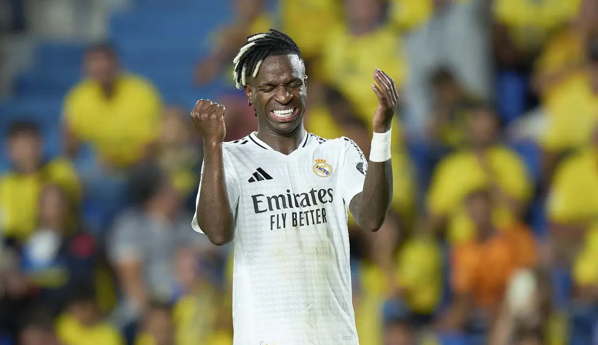 Pemain Real Madrid, Vinicius Junior, tampak kecewa setelah ditahan imbang Las Palmas pada laga pekan ketiga La Liga 2024/2025 di Stadion Gran Canaria, Jumat (30/8/2024).  (AP Photo/Gabriel Jimenez)