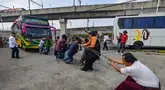 Peserta mengikuti lomba menarik bus di Terminal Lebak Bulus, Jakarta, Senin, 17 Agustus 2026. (KLY/ Arie Basuki)