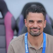 Pelatih Persita, Carlos Pena tersenyum dalam laga BRI Super League 2025/2026 melawan Borneo FC di Indomilk Arena, Tangerang, Banten, Jumat (09/01/2026). (Bola.com/Bagaskara Lazuardi)