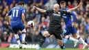 Pemain Brighton & Hove Albion, Aaron Mooy, berusaha merebut bola dari pemain Chelsea, Pedro, pada laga Premier League di Stadion Stamford Bridge, Sabtu (28/9). Chelsea menang 2-0. (AP/Frank Augstein)