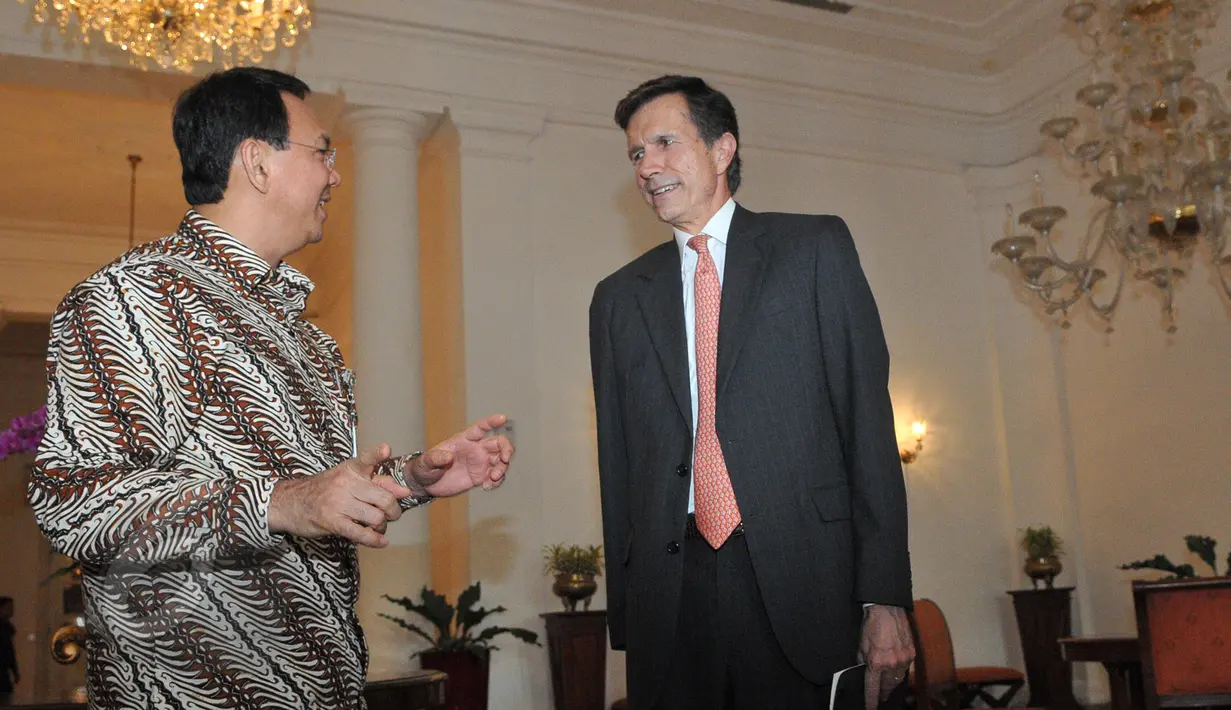 Gubernur DKI, Basuki T Purnama (kiri) berbincang dengan duta besar Amerika Robert O. Blake, Jr, Jakarta, Senin (8/6/2015). Robert membicarakan kewajiban yang harus dipenuhi oleh Kedubes AS atas perluasan gedung. (Liputan6.com/Herman Zakharia)