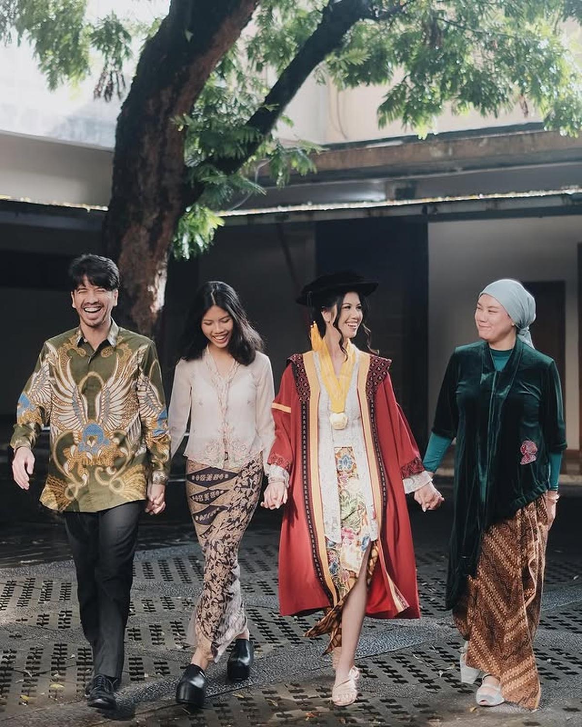8 Potret Anak Ariyo Wahab Wisuda Tampil Cantik Berkebaya, Berhasil Wujudkan Mimpi Orang Tua