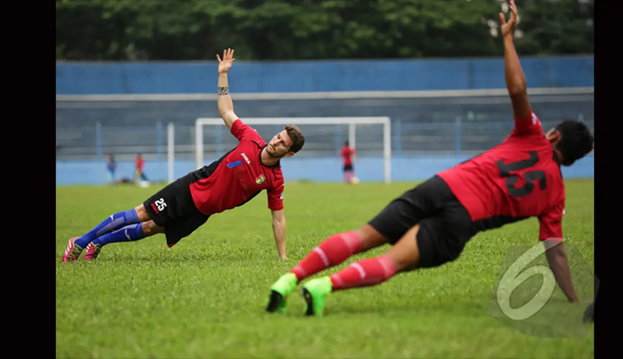 Sejumlah pemain Mitra Kukar melakukan peregangan di Stadion Gajayana, Malang, Senin (19/1/2014). (Liputan6.com/Faizal Fanani)