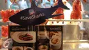 Terlihat menu makanan dan replika hiu bertuliskan SaveSharks di salah satu rumah makan, Jakarta, Minggu (12/7/2015). Aksi tersebut sebagai upaya menyelamatkan hiu dari kepunahan. (Liputan6.com/Faizal Fanani)