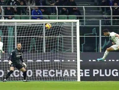 Penyerang Sassuolo, Gianluca Scamacca (kanan) saat mencetak gol ke gawang Inter Milan pada pertandingan lanjutan Liga Serie A Italia di Stadion San Siro, di Milan, Italia, Senin (21/2/2022). Inter Milan kalah atas Sassuolo 0-2. (Spada/LaPresse via AP)