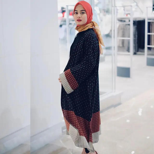 Selalu Pakai Pashmina, Ini 6 Potret Dinda Hauw dalam Balutan Jilbab Segi Empat