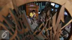 Pengrajin menyelesaikan pembuatan rekal untuk membaca Al Quran di Jakarta, Selasa (14/6). Bulan Ramadan permintaan rekal meningkat 100% dengan harga jual berkisar Rp 20 ribu hingga Rp 500 ribu tergantung ukuran dan coraknya. (Liputan6.com/Angga Yuniar)