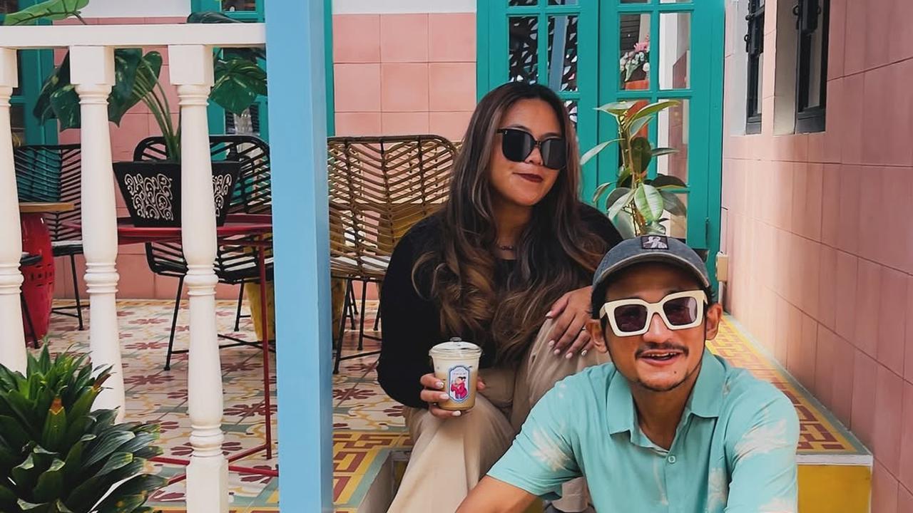 Potret Harmonis Isa Bajaj dengan Istri yang Luar Biasa, Menemani dari Dunia Entertain Hingga Pulang Kampung
