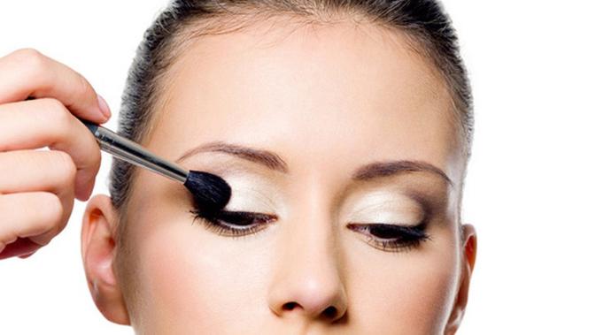 Eyeshadow awet dengan memakai eyeshadow base. (Boldsky.com)