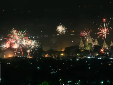 Sejumlah kembang api di nyalakan saat pergantian tahun baru 2015-2016 di sekitar Candi Prambanan, (1/1). (Boy T Harjanto)