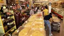 Orang-orang membeli penganan manis saat bulan suci Ramadan di sebuah toko di Baghdad, Irak, pada 3 Mei 2020. (Xinhua/Khalil Dawood)