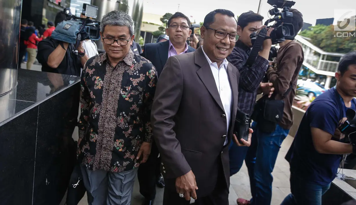 Kuasa hukum Fredrich Yunadi, Sapriyanto Refa bersama beberapa rekannya usai menyambangi gedung KPK, Jakarta, Jumat (12/1). Kuasa hukum Fredrich Yunadi, Sapriyanto Refa membantah kliennya menghindari panggilan KPK. (Liputan6.com/Faizal Fanani)