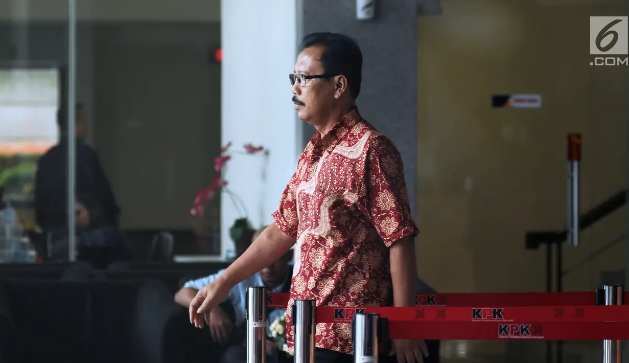 Mantan Sekda Kota Malang, Cipto Wiyonobersiap meninggalkan Gedung KPK usai menjalani pemeriksaan, Jakarta, Senin (26/2). Cipto Wiyono diperiksa sebagai saksi terkait dugaan suap pembahasan APBD-P Pemkot Malang TA 2015. (Liputan6.com/Helmi Fithriansyah)