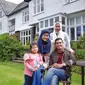 Adrian Maulana bersama sang istri dan kedua buah hati. (dok. Instagram @adrianmaulana/https://www.instagram.com/p/BymxCFtFv2Z/Putu Elmira)