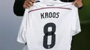 Gelandang berusia 24 tahun itu mengenakan jersey nomor 8 di Real Madrid, Kamis (17/7/14). (REUTERS/Andrea Comas)