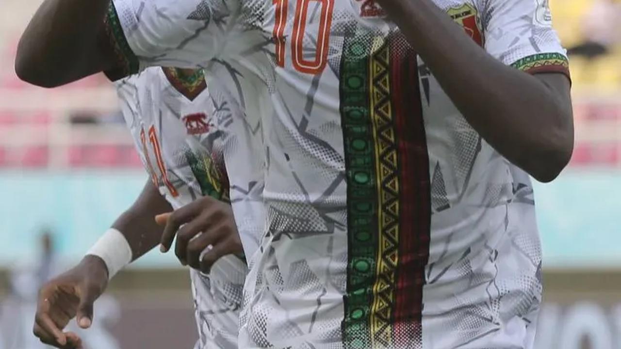 Aksi Ange Martial Tia yang melakukan selebrasi sebelum golnya dianulir wasit.
