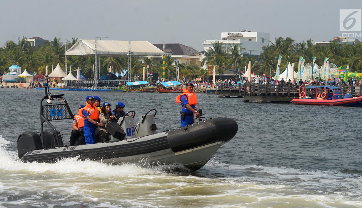 Ditpolair Baharkam Mabes Polri melakukan patroli memburu buaya di Teluk Jakarta, Rabu (17/6). Patroli dilakukan guna mencari buaya yang sempat muncul di Dermaga Pondok Dayung hingga Ancol. (Merdeka.com/Imam Buhori)