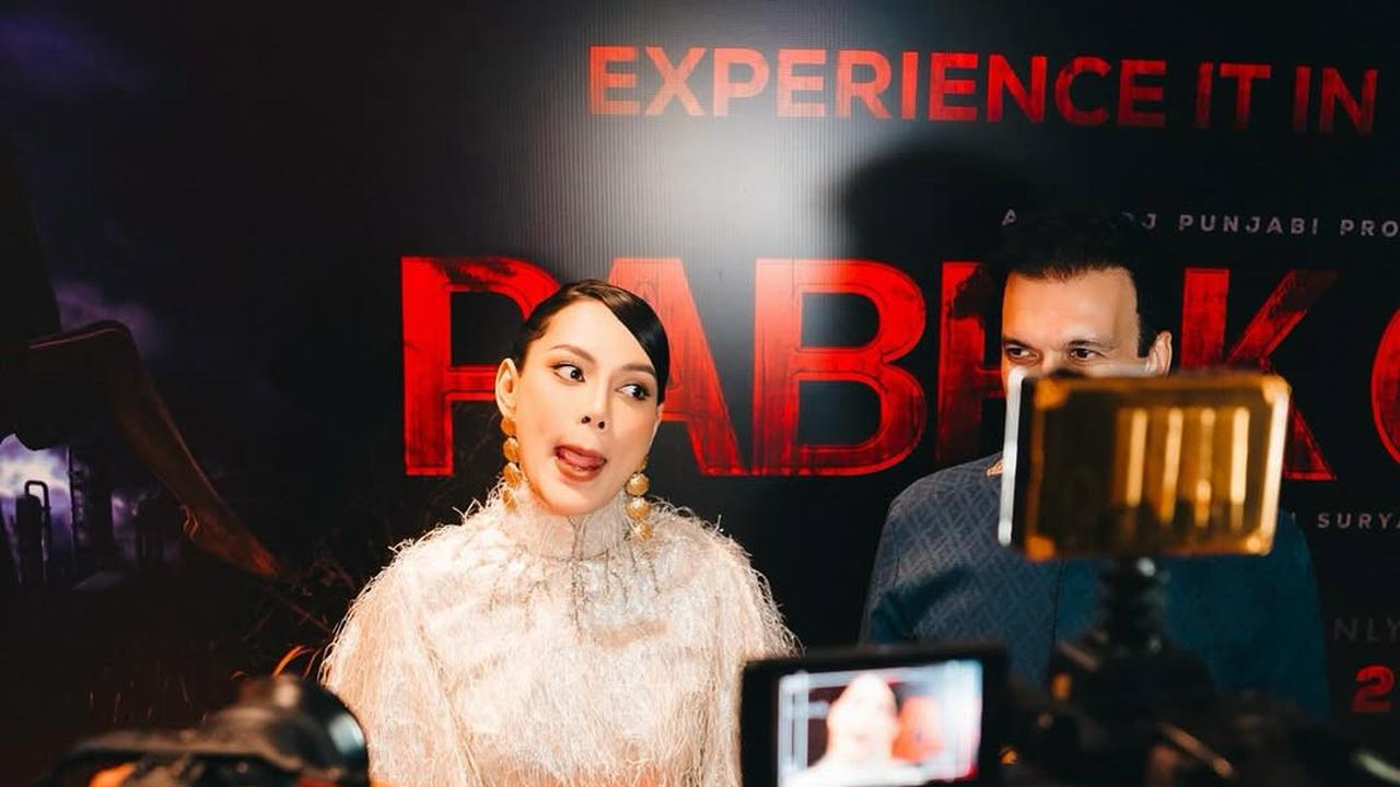 Potret Erika Carlina Hadir di Gala Premier Film 'PABRIK GULA', Oufitnya Keren dan Tak Pernah Gagal