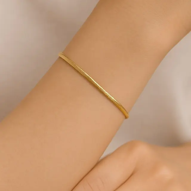 Model Gelang Emas Rantai Kecil yang Simple Tapi Elegan