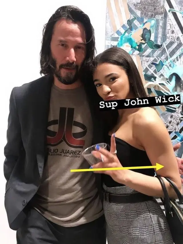 Keanu Reeves Tak Pernah Sentuh Wanita meski Sedang Foto Bareng
