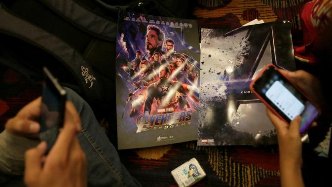 Sejumlah penggemar saat mengantre untuk menyaksikan pemutaran perdana film The Avengers: Endgame di La Paz, Bolivia (24/4). Film Avengers ini diputar perdana secara serentak pada 24 April 2019. (Reuters/David Mercado)