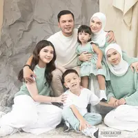 Lihat di sini penampilan Irish Bella di pemotretan keluarga barunya. [@_irishbella_].