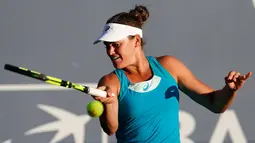 Petenis, Jennifer Brady mengembalikan bola Petenis, Maria Sharapova saat bertanding di Bank of the West Classic di Stanford, California (31/7). Sharapova terbebas dari sanksi akibat penggunaan doping selama 15 bulan. (AFP Photo/Lachlan Cunningham)